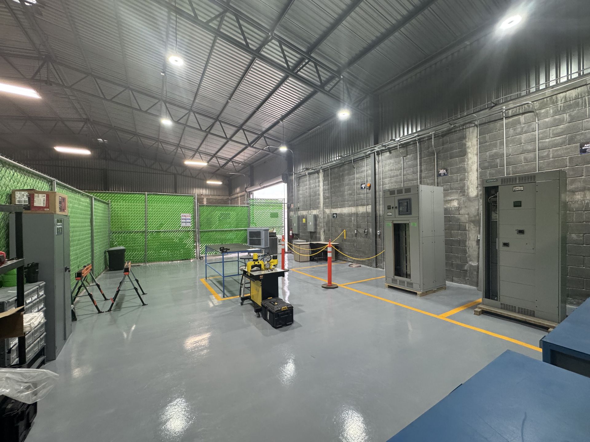 Fotografía de las instalaciones del área de ensamble de tableros, donde el equipo de MTY Breaker trabaja en soluciones eléctricas para sus clientes. Instalaciones del área de ensamblaje de tableros utilizados para las soluciones eléctricas que proporciona Monterrey Breaker