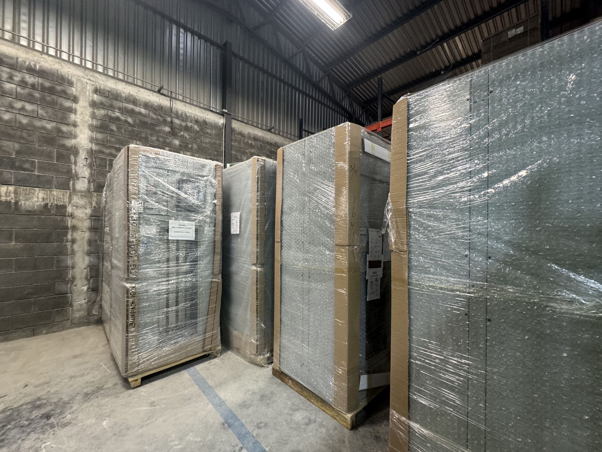 Fotografía de tableros autosoportados utilizados por Monterrey Breaker para generar soluciones eléctricas. Materiales empleados por Monterrey Breaker para proporcionar soluciones eléctricas integrales a sus clientes.