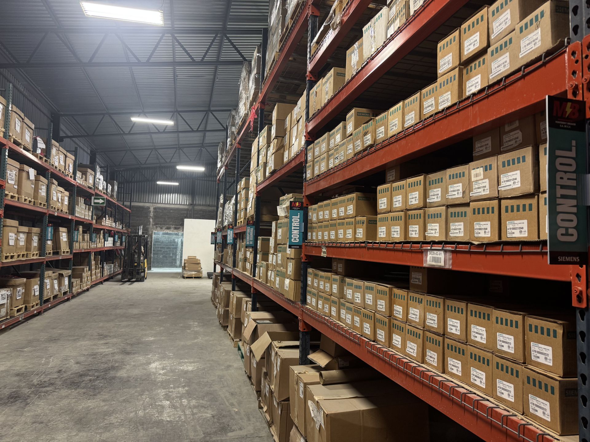 Fotografía de instalaciones donde se almacenan suministros empleados para brindar soluciones eléctricas. Almacén de Monterrey Breaker donde se resguardan suministros empleados en las soluciones eléctricas que brindan.