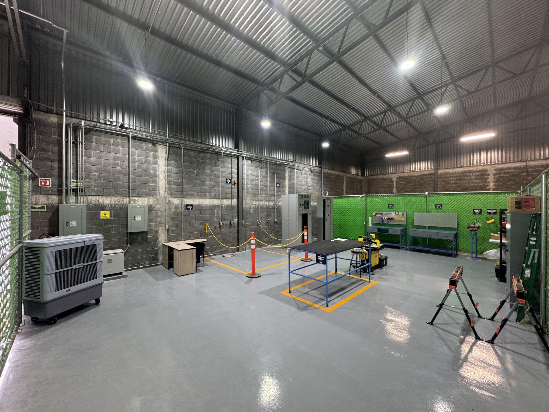 Fotografía del taller de MTY Breaker donde el personal trabaja en soluciones eléctricas para sus clientes. Instalaciones interiores en donde MTY Breaker prepara soluciones eléctricas completas y funcionales para sus clientes.