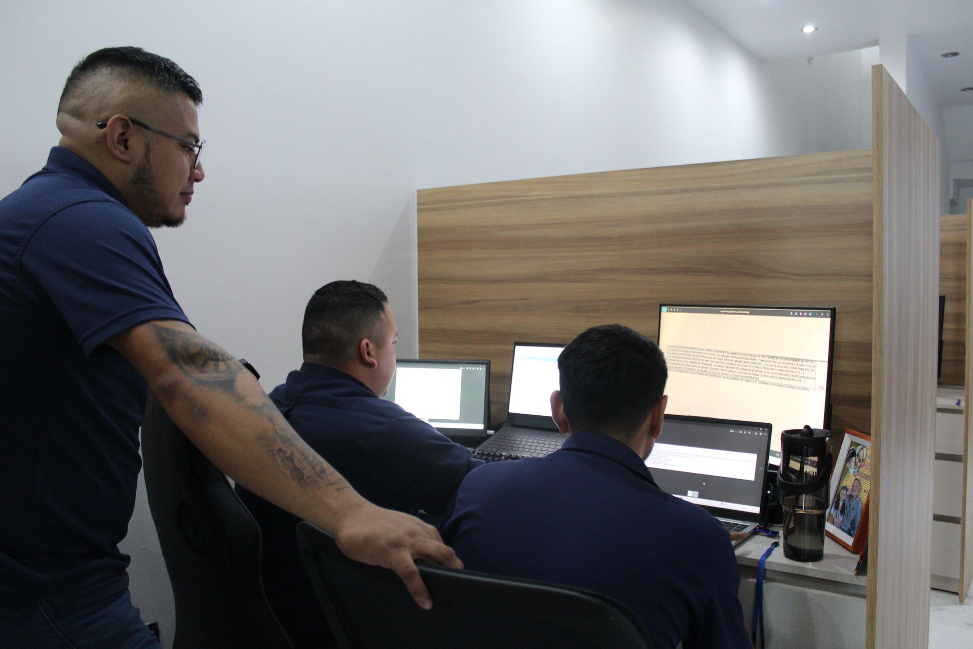 Colaboradores de Monterrey Breaker asesorando a clientes sobre las soluciones eléctricas que necesitan. Fotografía del personal de Monterrey Breaker trabajando en la orientación en soluciones eléctricas para los clientes.