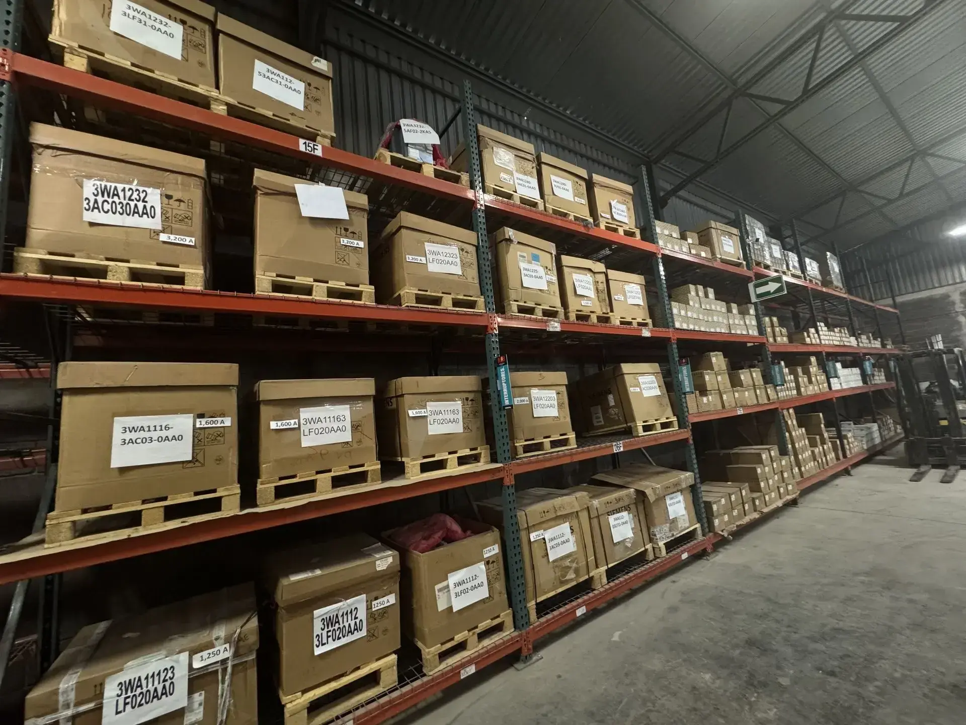 Fotografía de bodega amplia de MTY Breaker con cajas de materiales para realizar retrofit almacenadas.