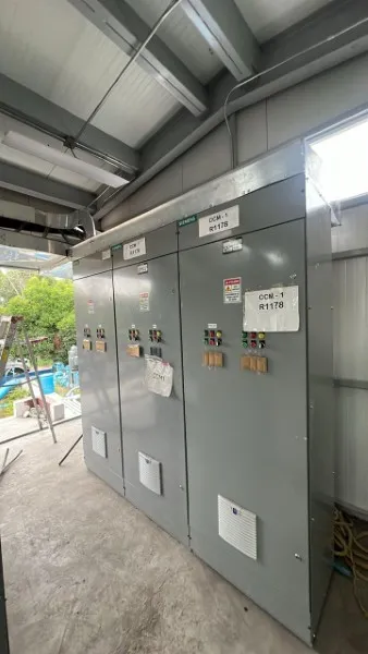 Varios gabinetes montados junto al muro, equipados con mandos y rótulos propios de un centro de control de motores.