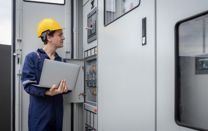 Vista general de un técnico revisando que funcione correctamente un tablero autosoportado.