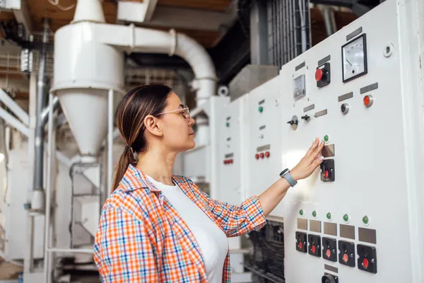 Fotografía del uso de como funciona un tablero de transferencia. Vista general de una mujer viendo el como funciona un tablero de transferencia.