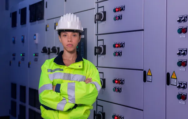 Vista de frente de un especialista dentro de una industria que inspecciona sobre el cumplimiento de la NOM-022-STPS-2015