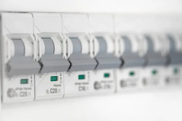 Interruptores termomagnéticos instalados por Soluciones eléctricas industriales en Guanajuato para tableros de control