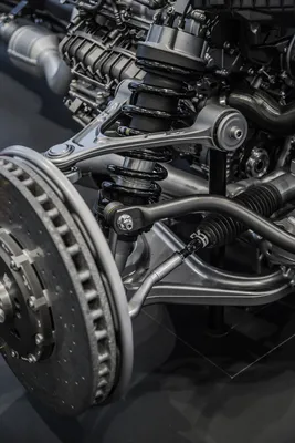 Detalle de la suspensión delantera modificada durante un proceso de retrofit eléctrico en México para autos.