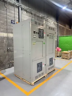 Instalación de tablero Siemens para actualización con retrofit industrial Tablero industrial Siemens montado sobre tarima de madera listo para un proceso de retrofit de infraestructura eléctrica.